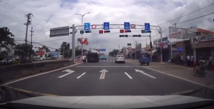 Clip: Ô tô nối đuôi vượt đèn đỏ trên QL51 ở TP.HCM, người đi bộ sững sờ